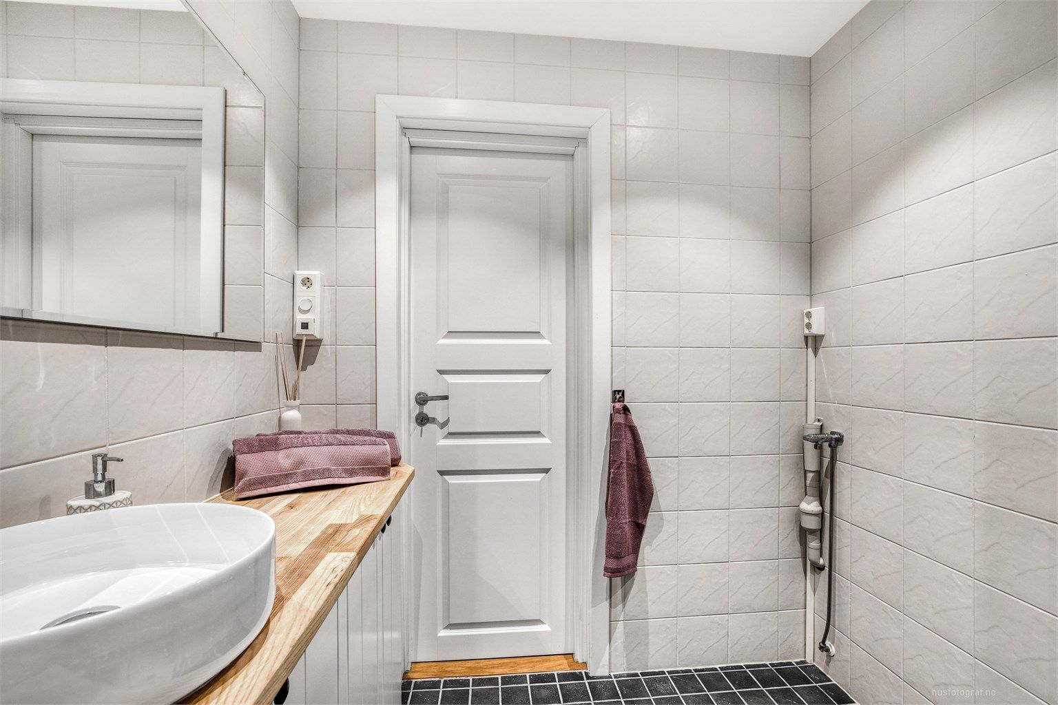 Badet har vaskemaskin, noe som forenkler klesvasken i hverdagen.