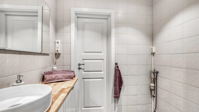 Badet har vaskemaskin, noe som forenkler klesvasken i hverdagen.