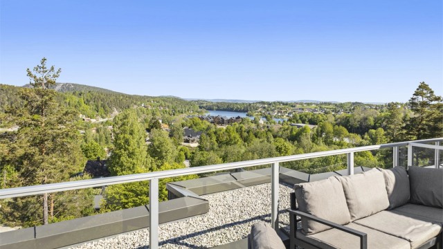 Fantastisk utsikt over Heggedal sentrum og Gjellumvannet.