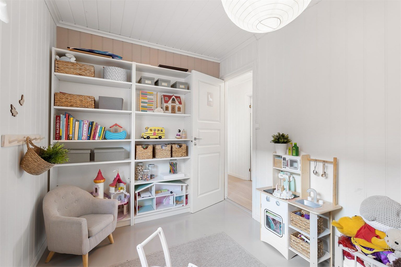 Dette barnerommet ligger i husets sydøstre hjørne mot terrassen og er malt i lyse farger med  fondfarge på begge kortveggene.