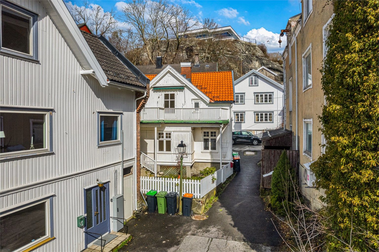 Brevik er kjent for smale gater og dette huset ligger i en av disse.