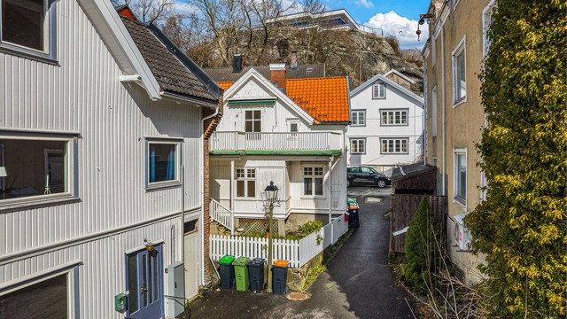 Brevik er kjent for smale gater og dette huset ligger i en av disse.