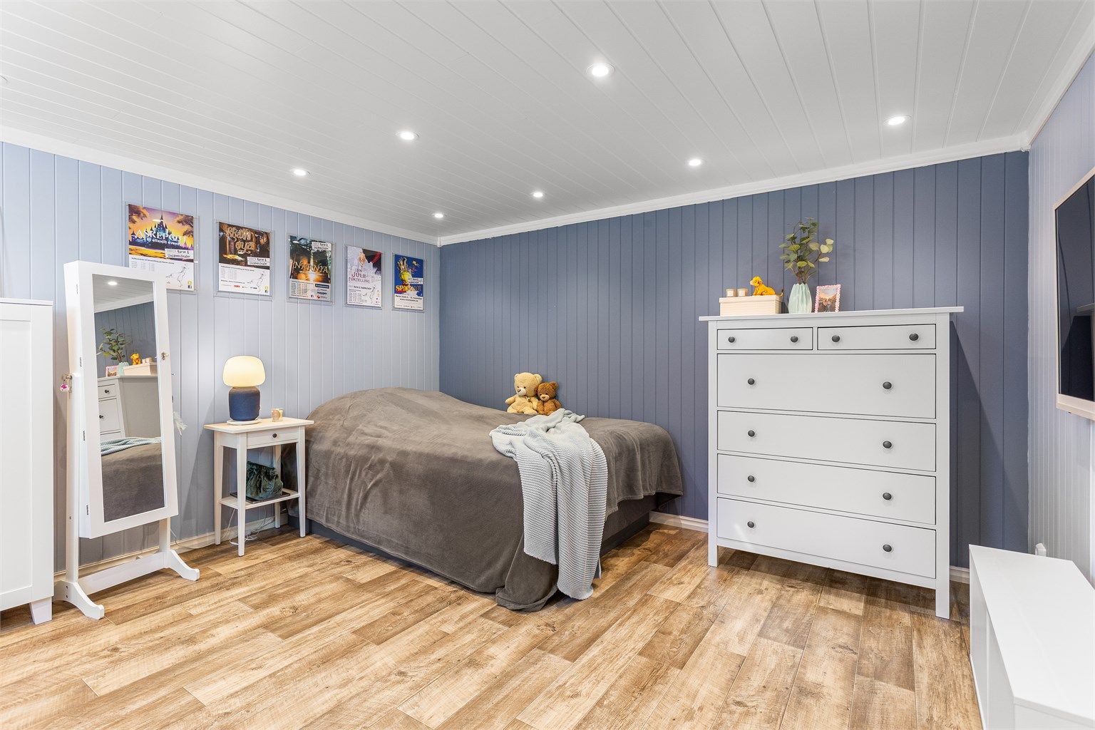 Soverom i underetasjen med downlights i himlingen
