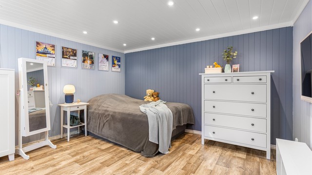 Soverom i underetasjen med downlights i himlingen