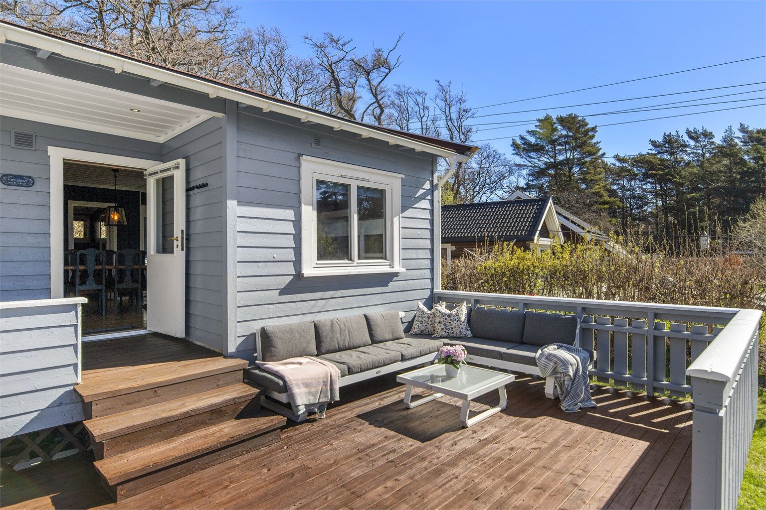 Hytta har en liggende trekledning og tak tekket med pappshingel. Taktekkingen er fra 2025.