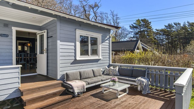 Hytta har en liggende trekledning og tak tekket med pappshingel. Taktekkingen er fra 2025.