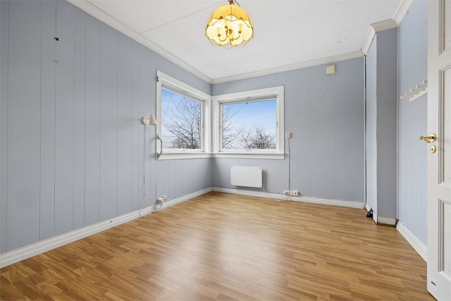 Soverom med eldre overflater og potensial for oppgradering.