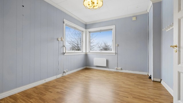 Soverom med eldre overflater og potensial for oppgradering.