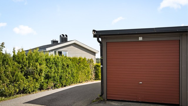 Medfølgende disponibel endeparkeringsplass (merket LS 112) på ca. 14 kvm i felles garasjerekke.