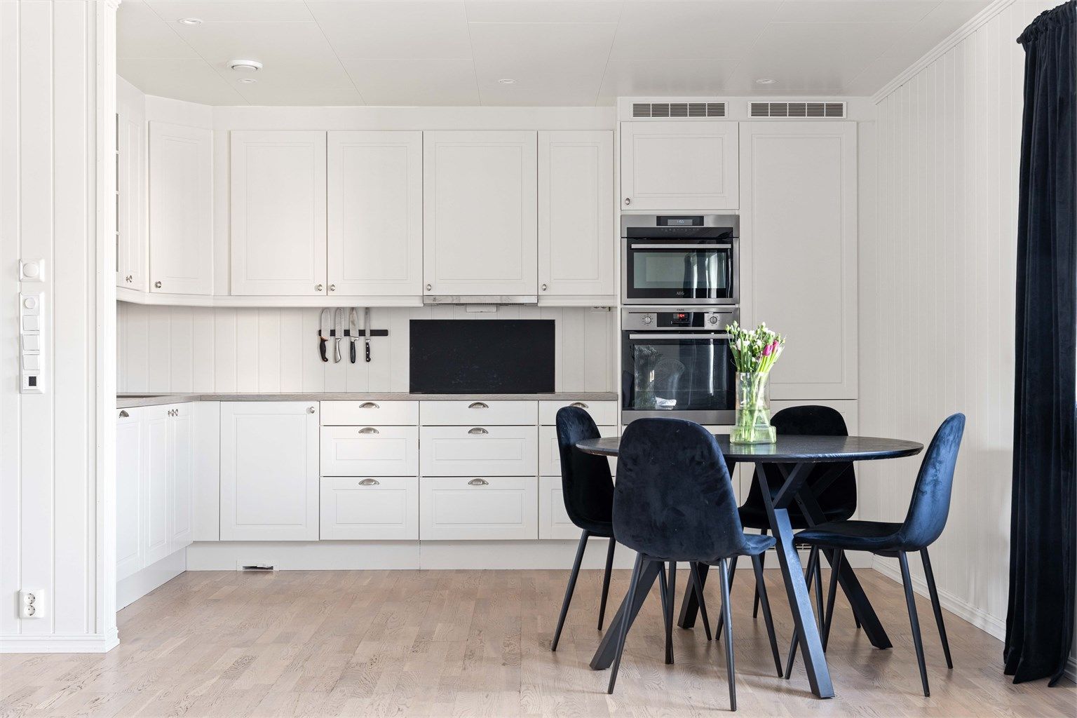 Kjøkkeninnredningen fra Sigdal har profilerte fronter og godt med skap- og benkeplass.