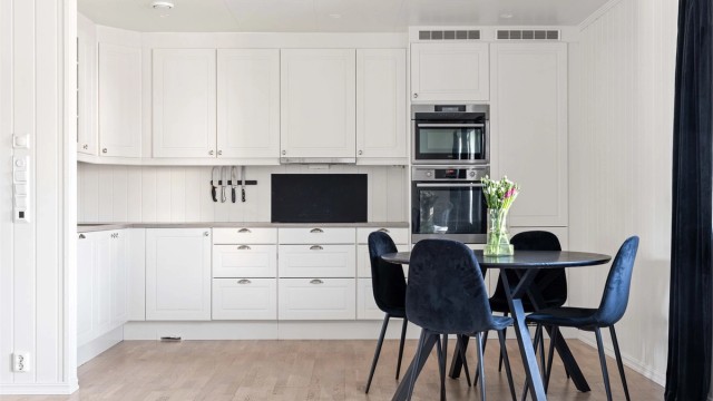 Kjøkkeninnredningen fra Sigdal har profilerte fronter og godt med skap- og benkeplass.