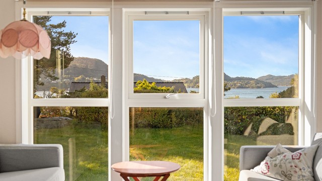 Store vinduer mot hagen og fjorden.