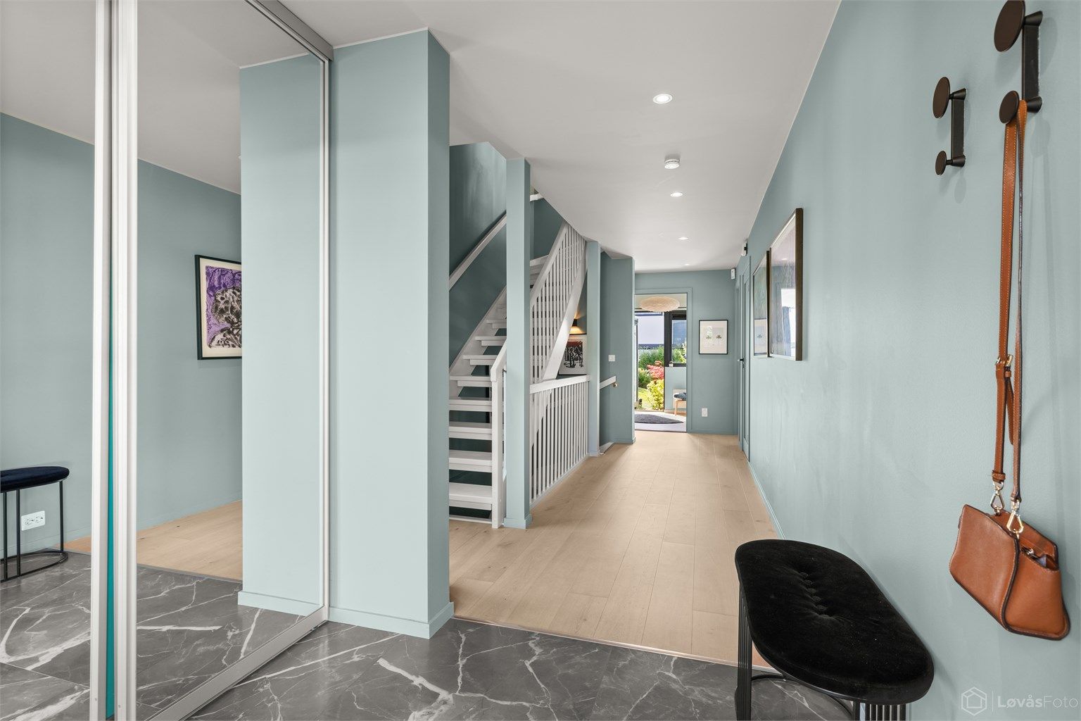Innbydende entré med flislagt gulv med gulvvarme og downlights i tak. Skyvedørsgarderobe gir gode oppbevaringsmuligheter.