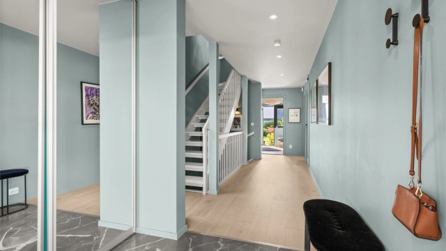 Innbydende entré med flislagt gulv med gulvvarme og downlights i tak. Skyvedørsgarderobe gir gode oppbevaringsmuligheter.