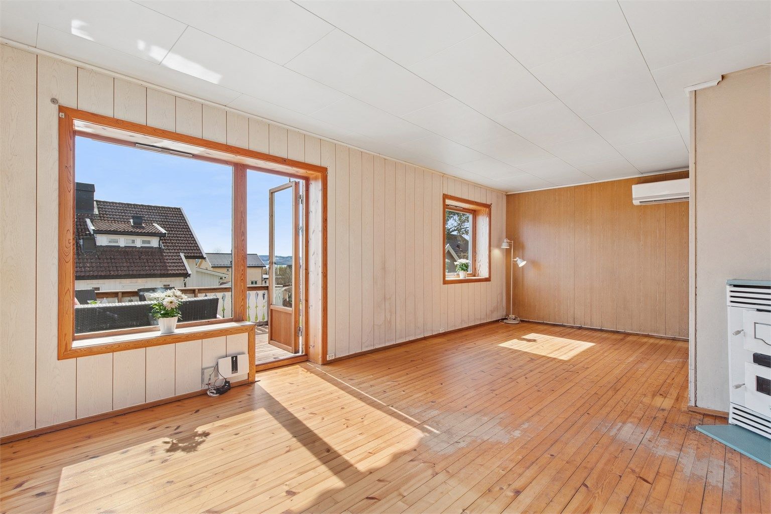 1. etasje med stue, kjøkken, baderom og bod. Fra stue er det utgang til terrasse med gode solforhold. 