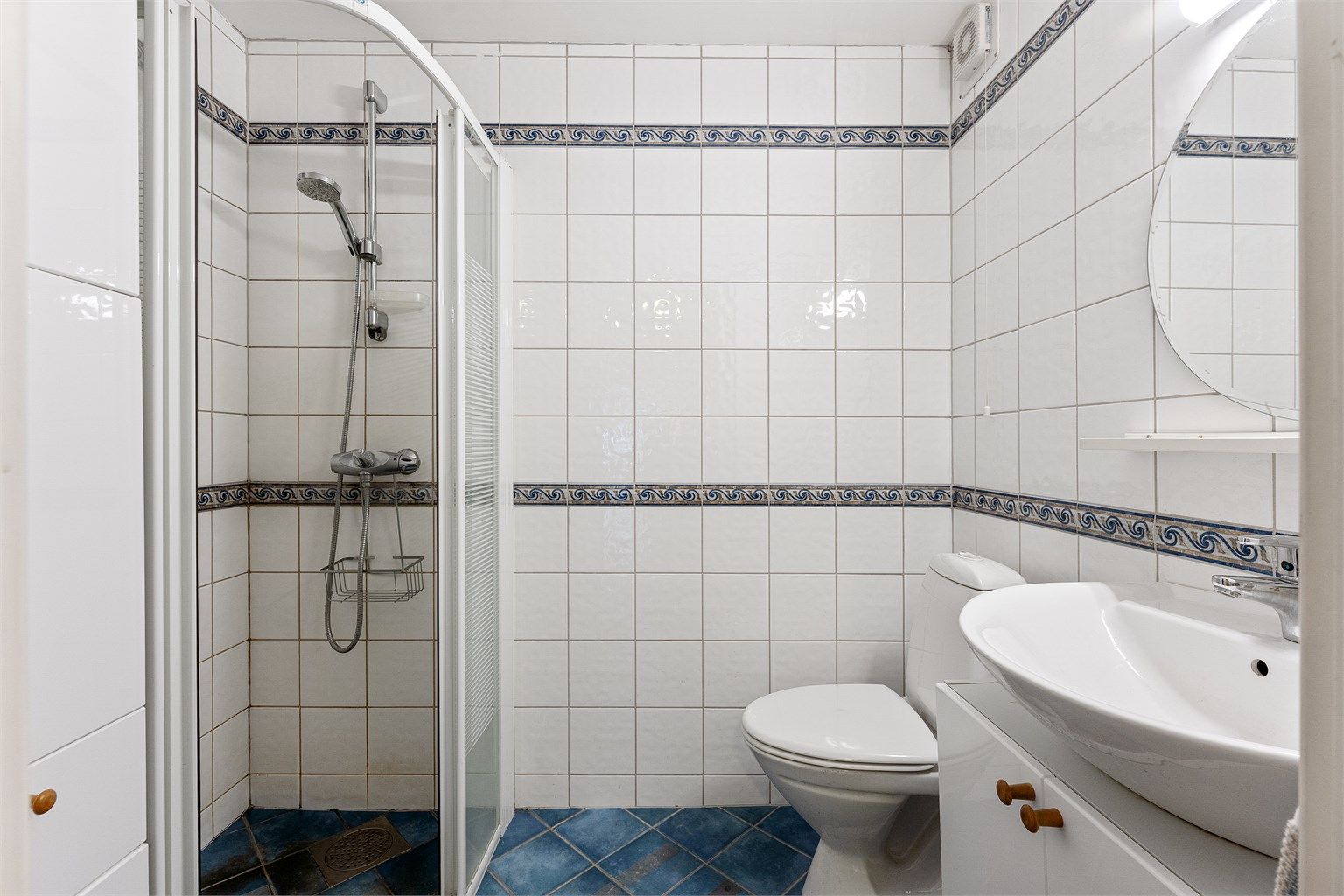 Det andre badet ligger praktisk til ved entreen og er utstyrt med dusjhjørne.