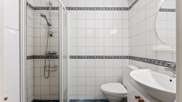 Det andre badet ligger praktisk til ved entreen og er utstyrt med dusjhjørne.