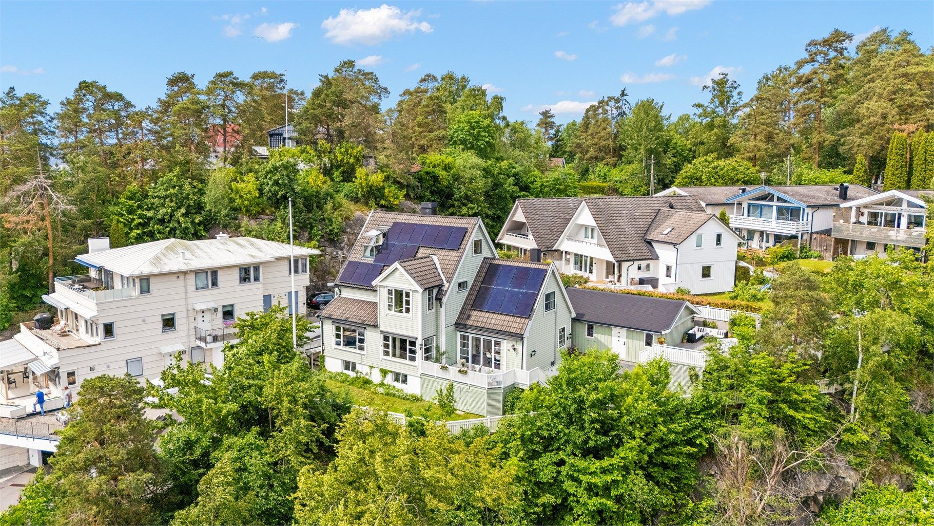 Boligen er utstyrt med solcelleanlegg som bidrar med en stor andel av energien som benyttes til oppvarming året rundt.
