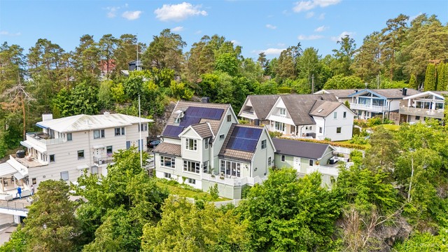 Boligen er utstyrt med solcelleanlegg som bidrar med en stor andel av energien som benyttes til oppvarming året rundt.
