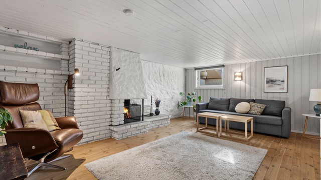 Kjellerstuen med åpen peis. Rommet er ikke godkjent for varig opphold.