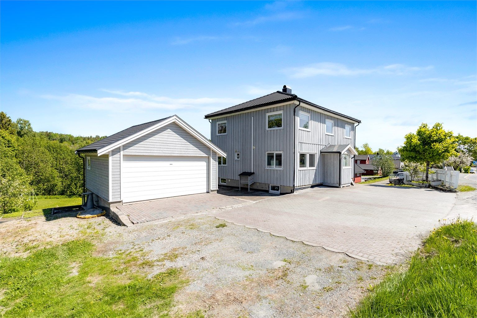 Dobbelgarasje på ca. 33 m². Godt med parkering på egen gårdsplass.