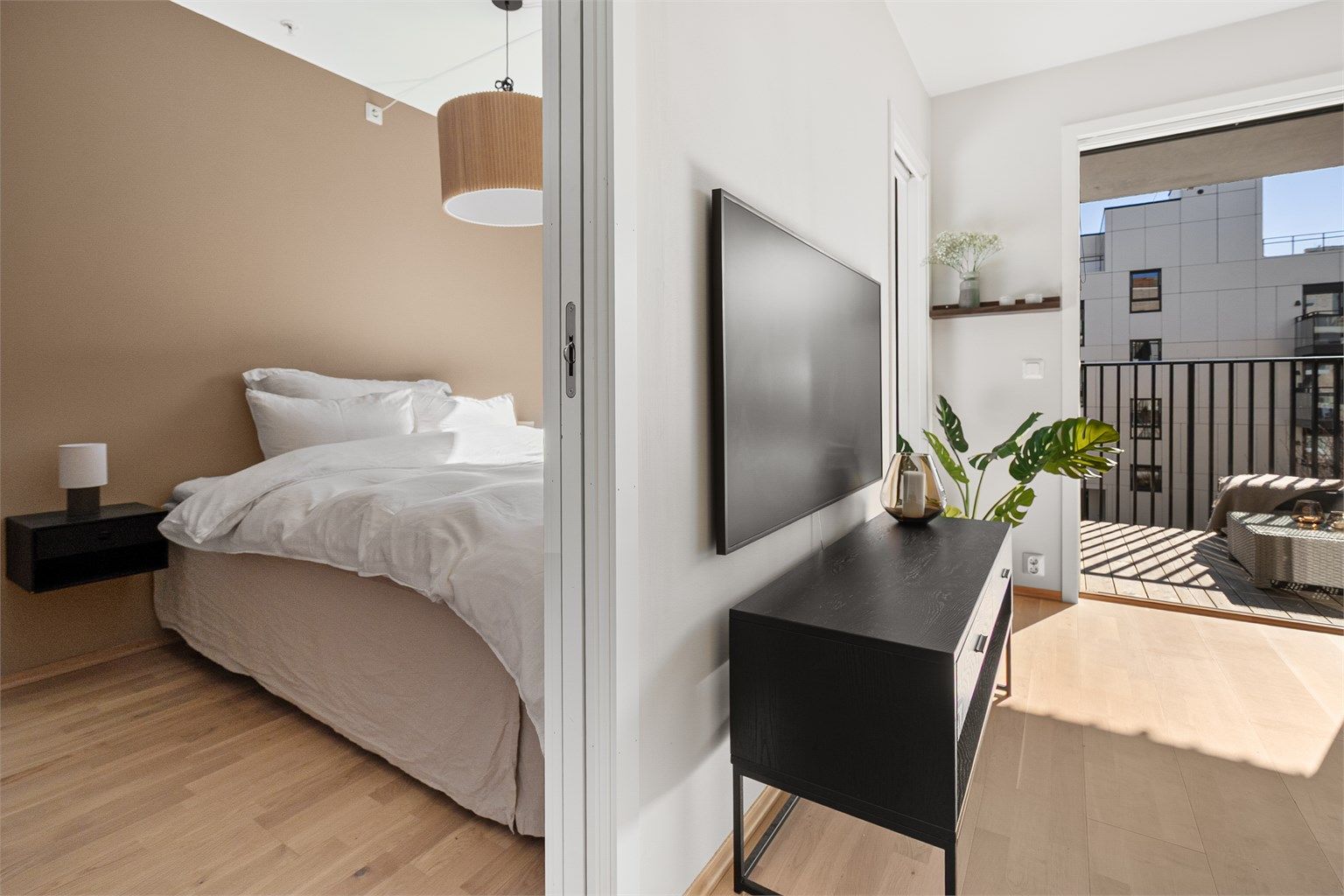 Soverom med "Laila-løsning" med to dører med inngang fra stue.