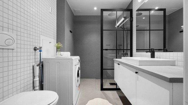 Badet er fra byggeår med oppgraderinger i 2021. Her er det blant annet opplegg for vaskemaskin, gulvflater med gulvvarme belagt med mikrosement (2021), flislagte vegger og mikrosement samt nedsenket himling med downlights.