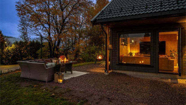 Stemningsfullt uteområde i de sene kveldstimene.