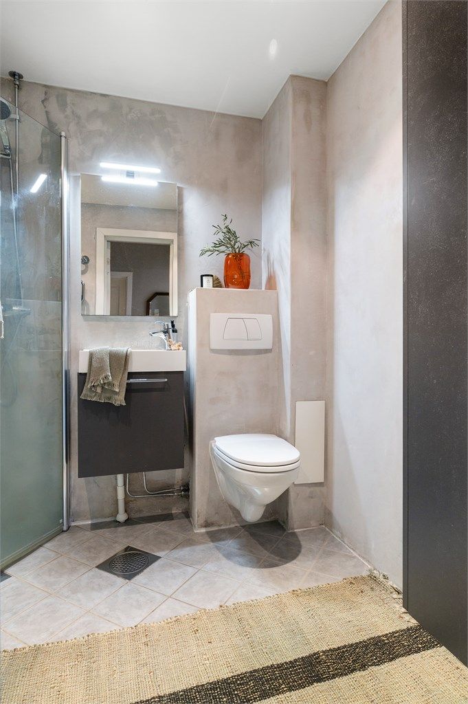 Rommet er utstyrt med vegghengt toalett og elektrisk gulvvarme for ekstra komfort.