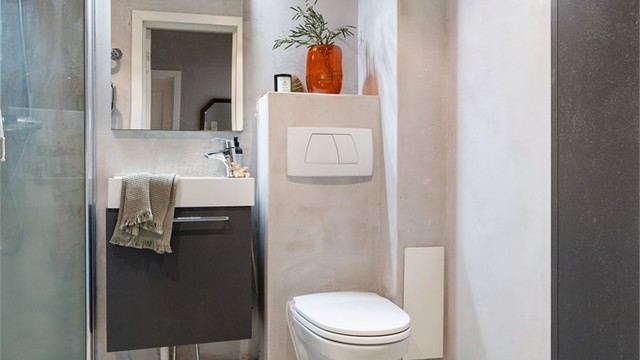 Rommet er utstyrt med vegghengt toalett og elektrisk gulvvarme for ekstra komfort.