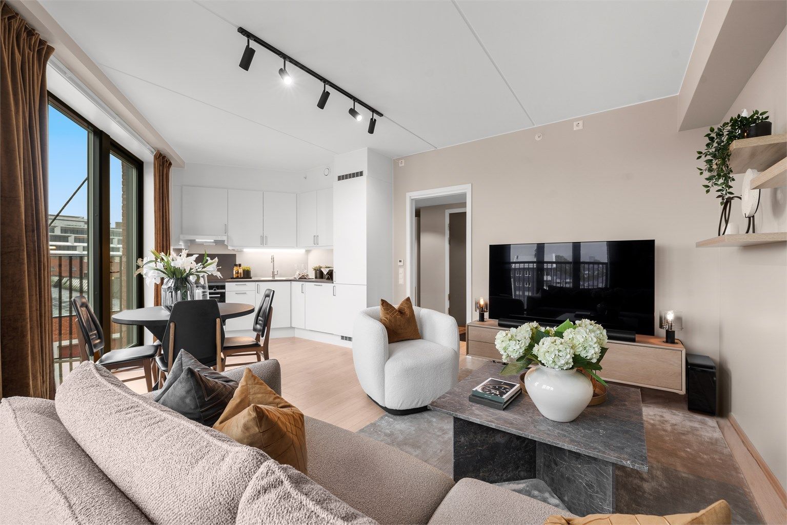 Dette er en lekker 3-roms hjørne- og toppleilighet fra 2023 med utbyggergaranti. 