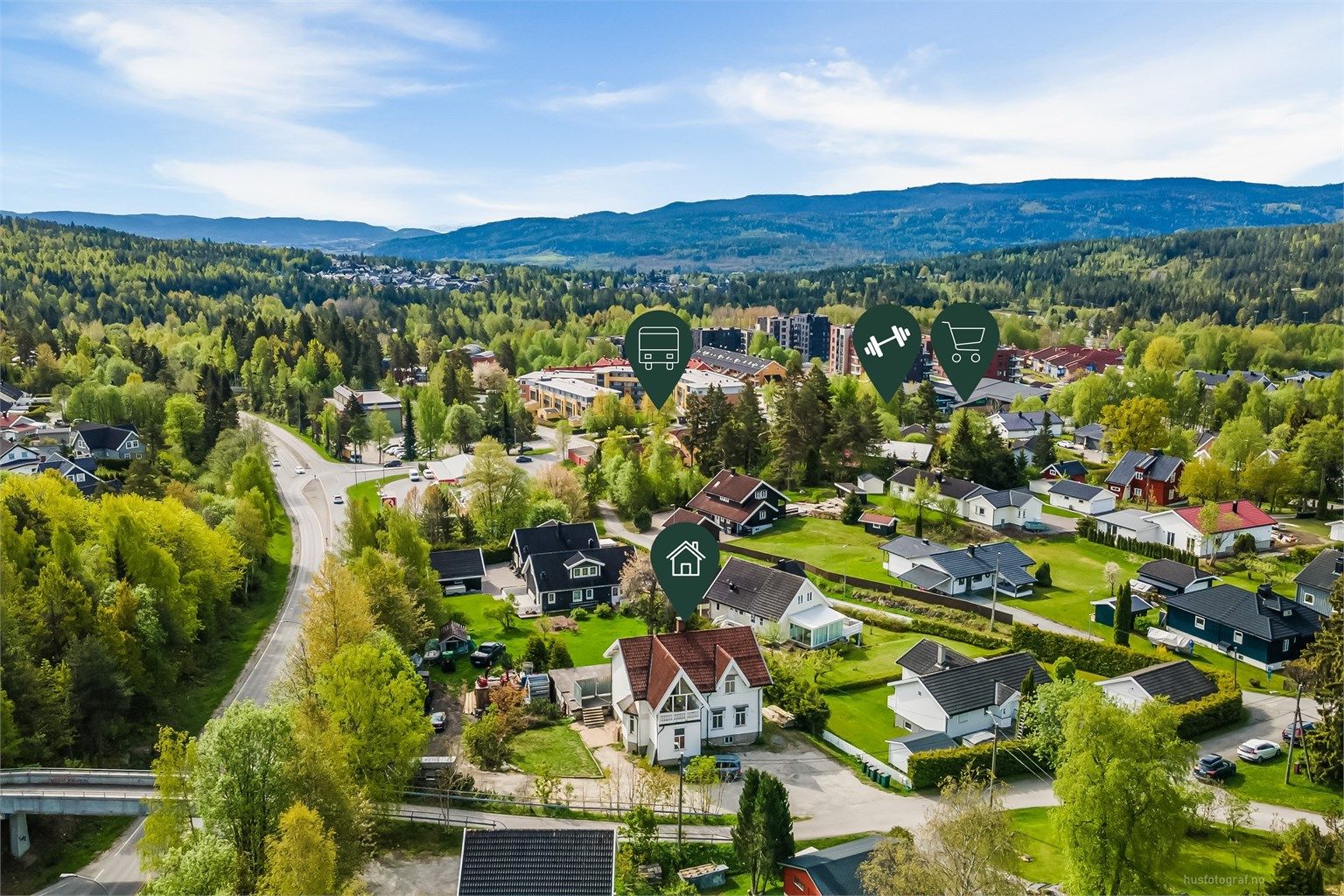 Boligen ligger i kort gangavstand fra det meste man trenger i hverdagen.