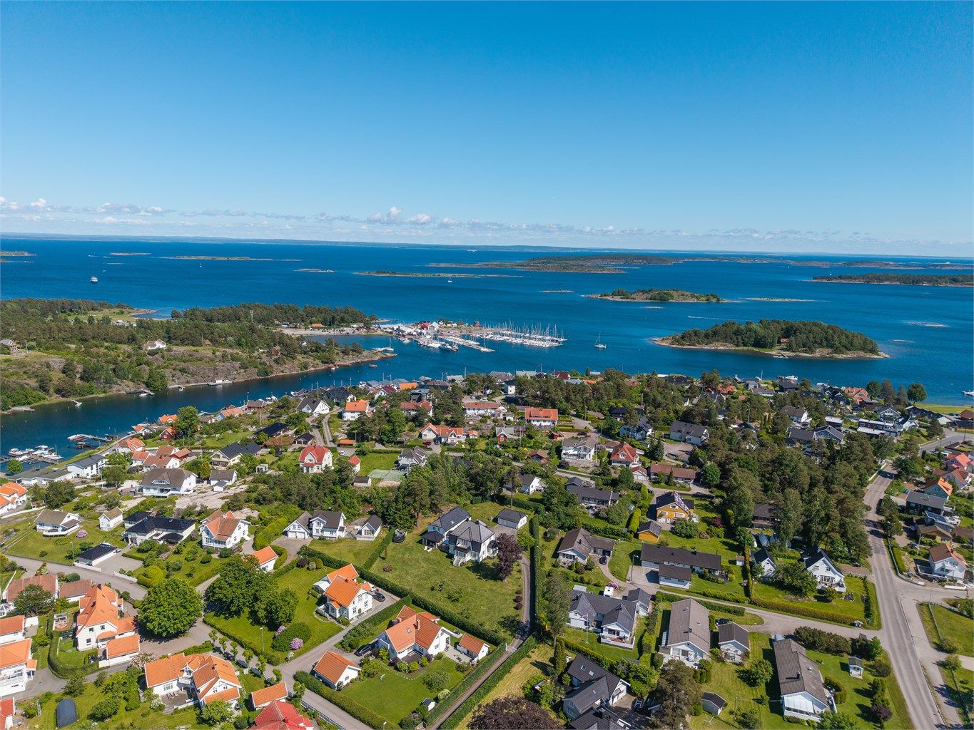 Herfra kan man nyte den flotte skjærgården og alt Færder nasjonalpark har å by på, enten det er kajakkpadling mellom holmer og skjær, herlige båtturer og fine seil forhold, eller fotturer langs kyststiene.