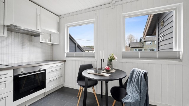 God plass til en hyggelig spiseplass i praktisk tilknytning til kjøkkenet.