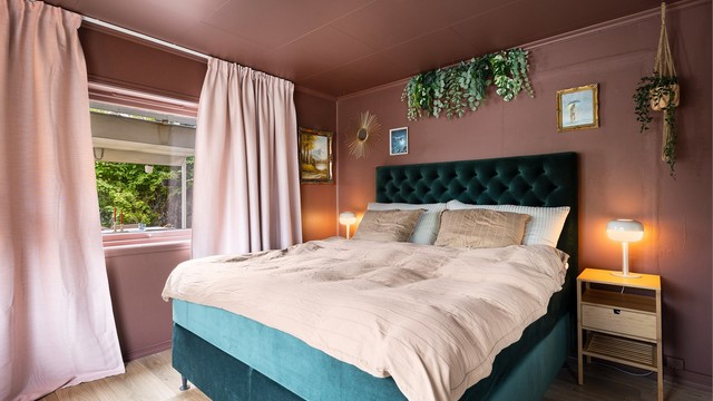 Hovedsoverommet har god plass til dobbeltseng og nattbord.
