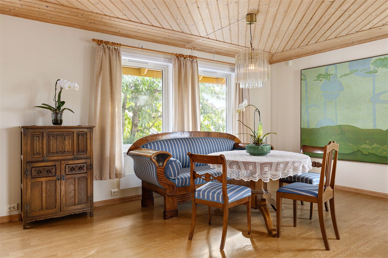Stuen har god plass til flere sittegrupper.