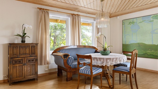 Stuen har god plass til flere sittegrupper.