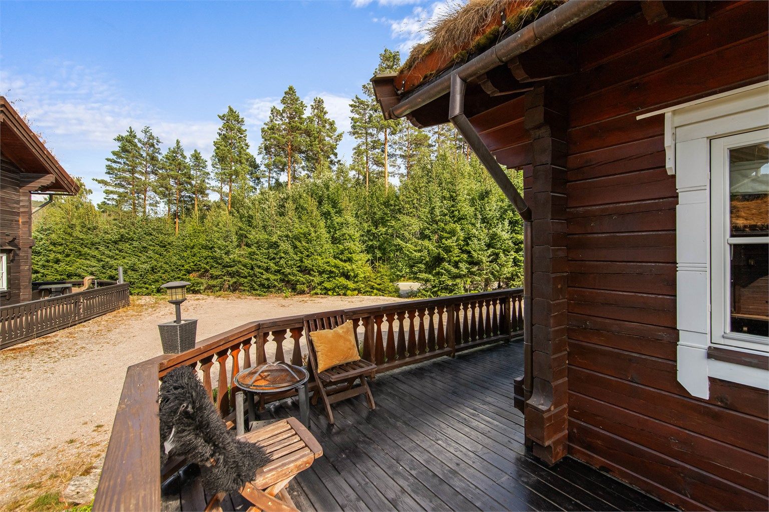 Her er det god plass til sittegrupper på flere sider av hytta.