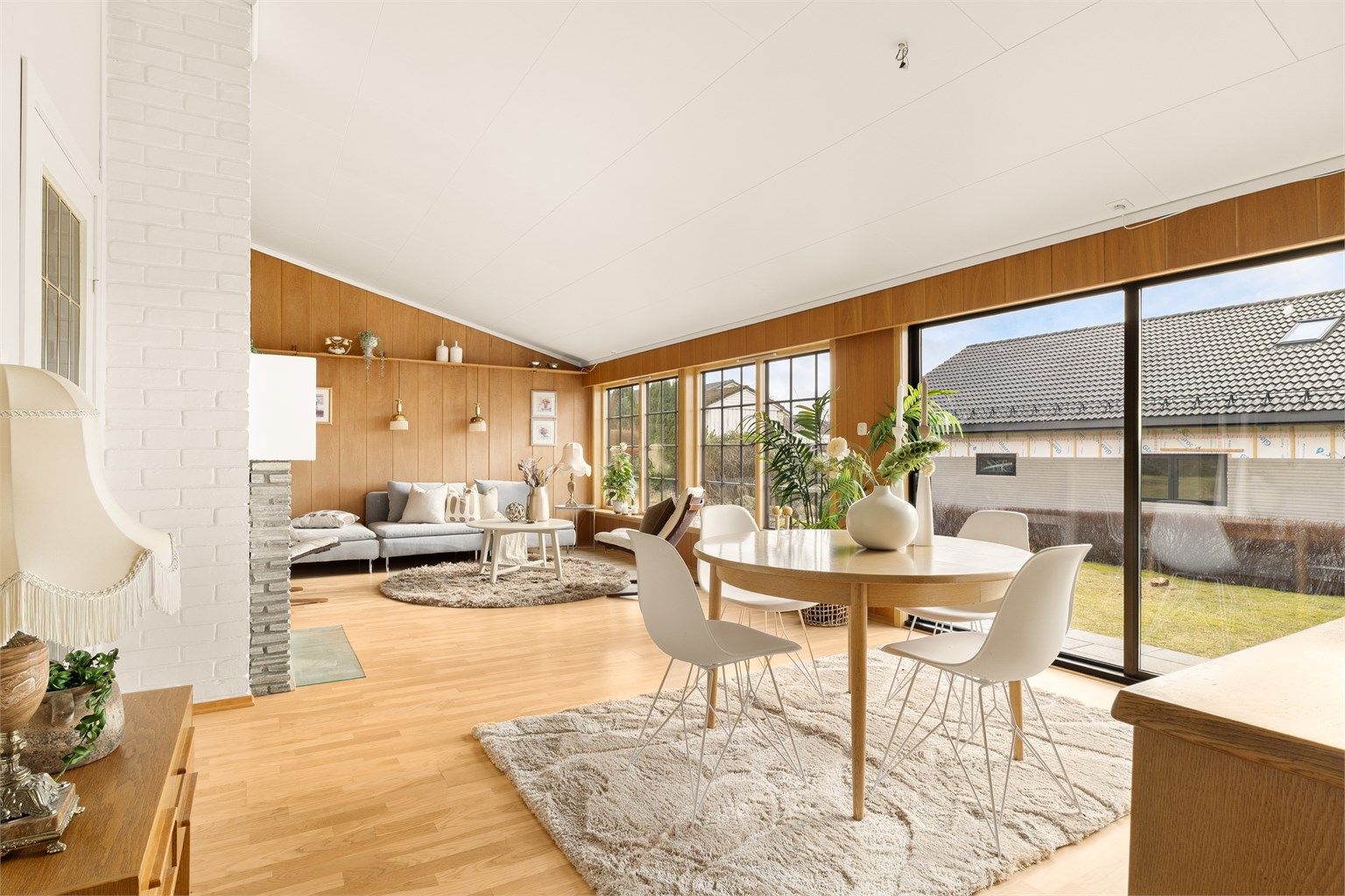 God plass til spisegruppe i stuen.