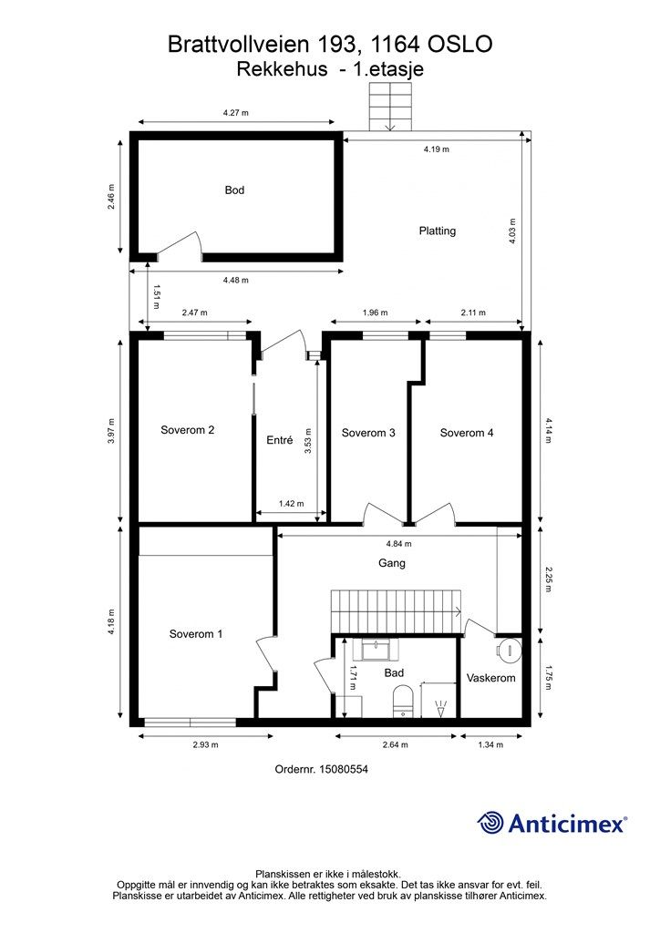 Første etasje har en praktisk planløsning med entré, tre soverom, bad og vaskerom.