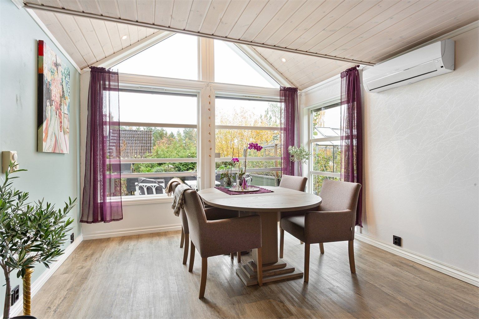 God plass til spisebord i stuen. Oppvarming via varmepumpe.