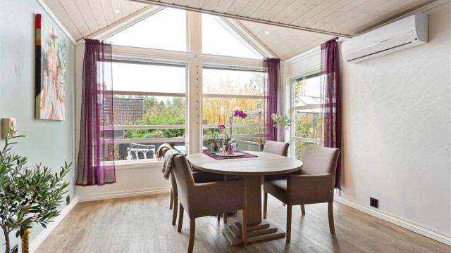 God plass til spisebord i stuen. Oppvarming via varmepumpe.