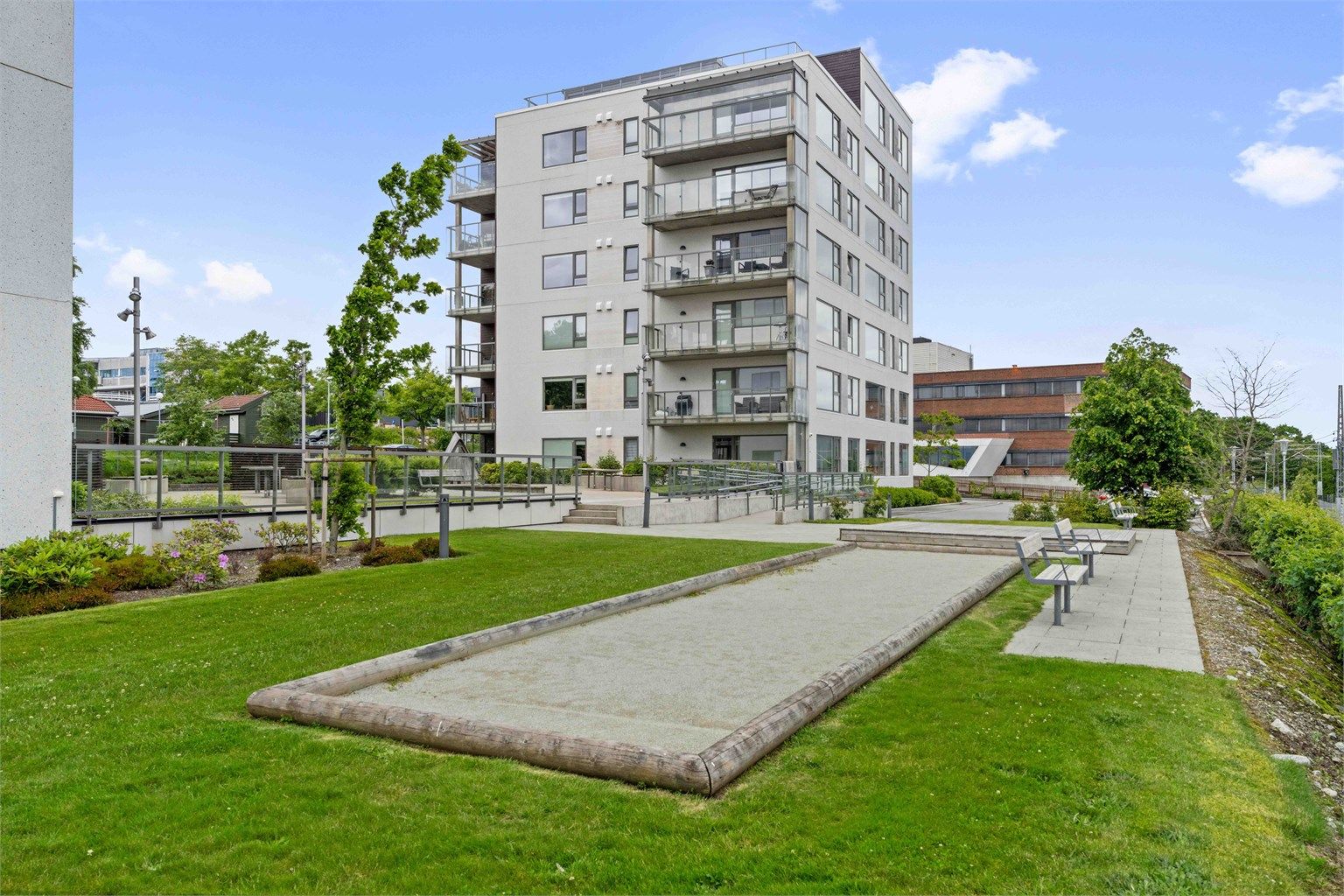 Moderne leilighetsbygg med opparbeidede fellesarealer.