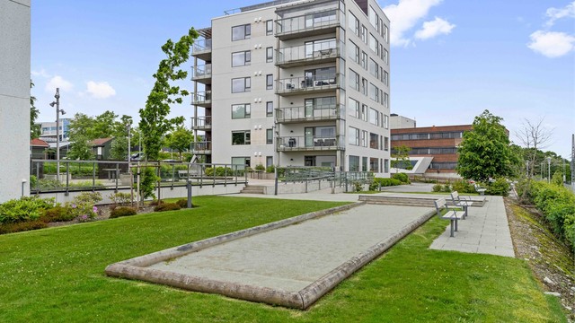 Moderne leilighetsbygg med opparbeidede fellesarealer.
