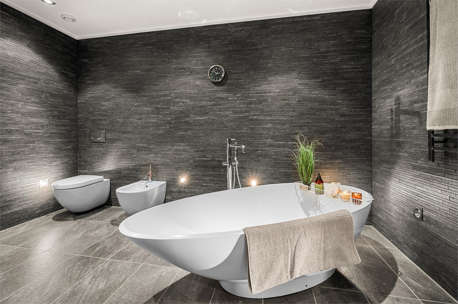 Badet har en gjennomført og stilren utforming.