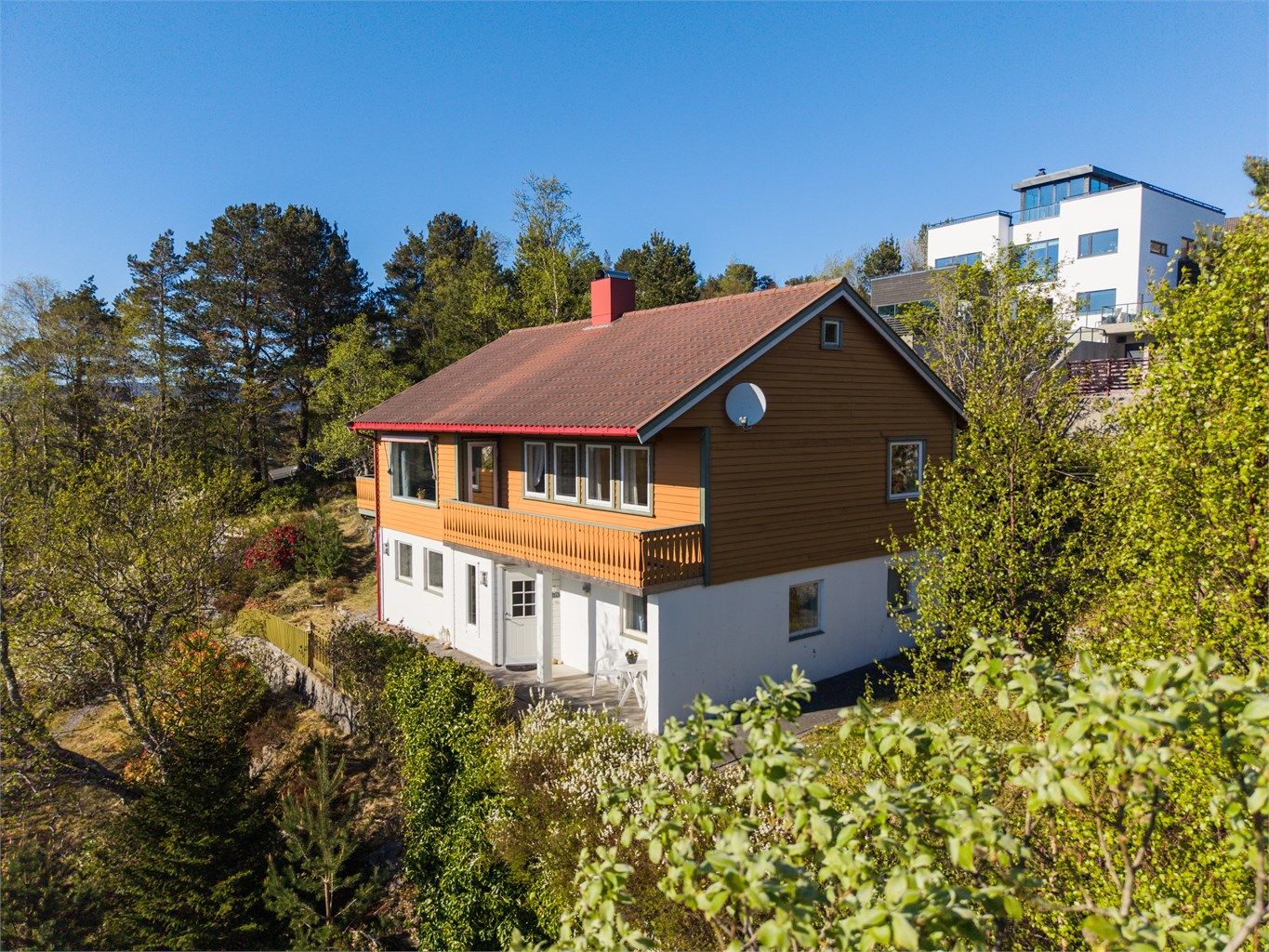Boligen har malte trevinduer med 2-lags glass og enkelte med kobla glass. Vinduene er fra forskjellige tidsepoker, endel fra byggeår og noen fra 2000-tallet