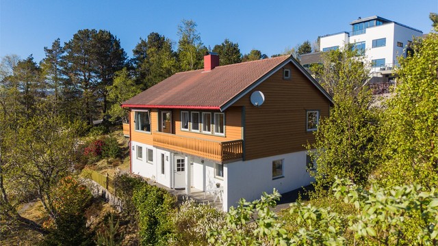 Boligen har malte trevinduer med 2-lags glass og enkelte med kobla glass. Vinduene er fra forskjellige tidsepoker, endel fra byggeår og noen fra 2000-tallet