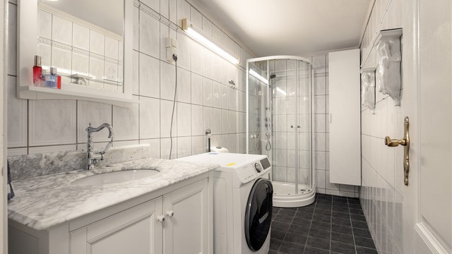 Badet er i sin helhet gitt TG 2, fornying/oppgradering bør påregnes. Dusjkabinett er skiftet i 2025.