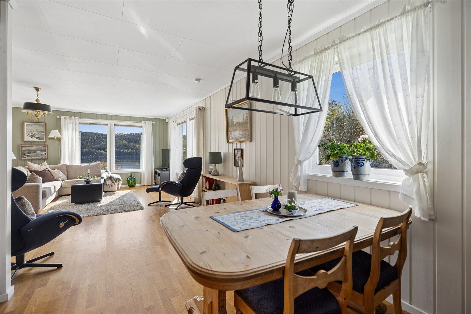 Her kan du spise med utsikt til fjorden og følge lyset og årstidene gjennom store vindusflater.