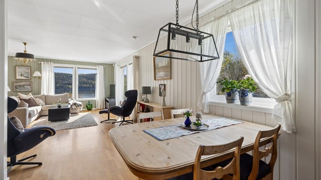 Her kan du spise med utsikt til fjorden og følge lyset og årstidene gjennom store vindusflater.